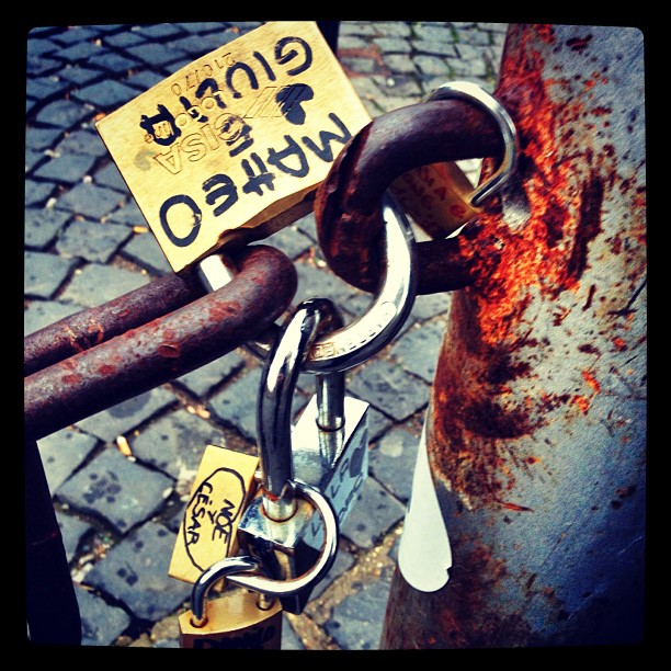 Love padlocks are trying to return... #optimists #pontemilvio #love #padlock