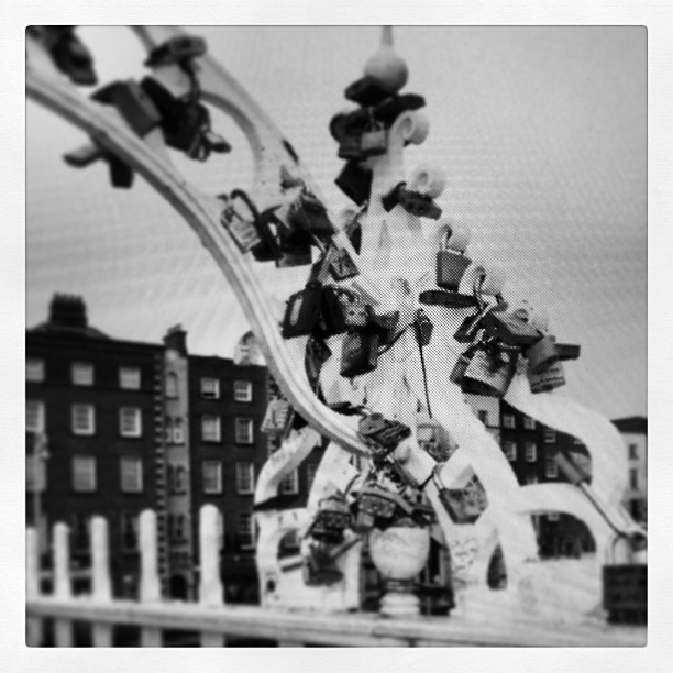 #black #white #dublin #ireland #lovelocks #olpennybridge