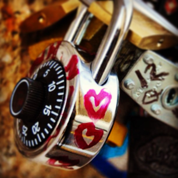 #brooklyn #brooklynbridge #remember #remembrance #love #loved #padlock #lock #hearts #commemorate #nyc #newyork #usa #america #bigapple #thoughts #prayers