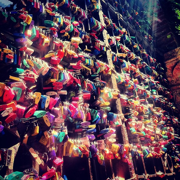 #lovelocks #lovelocks #everywhere #hi #verona #juliet #romeo #rainbow #colored