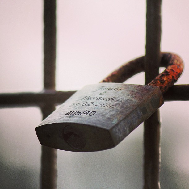 #lovelock #padlock #keyhole #bars #metal #rust #macro #closeup #profocus #inscription #city #cityscape #gem