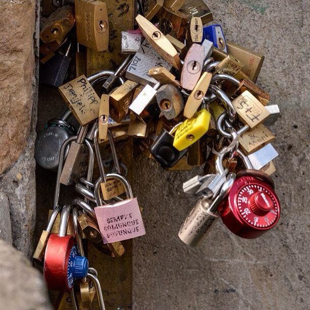 #love #lock #lovelocks #florence #ig #ig23 #italy #instagram #instaitaly #marvelshots #makelovelocks #worldplaces #c0m