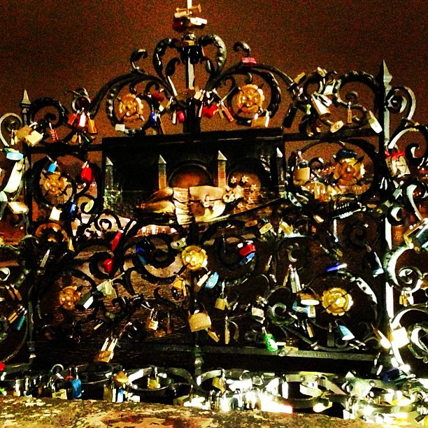 Love locks #prague #lovelocks #charlesbridge #malastrana