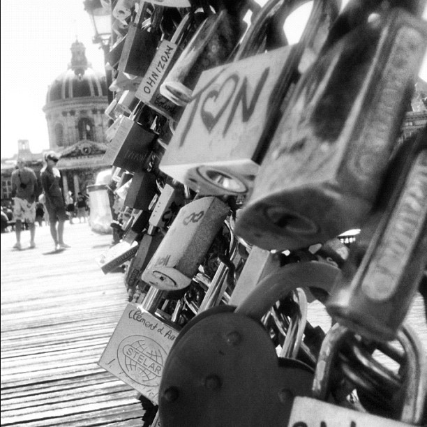 #bridgearts #lovers #padlock #paris #france #bridge #bestagram #bestoftheday #bestofinstagram #igers #iphone #instahub #instagood #instamood #iphonesia #igersparis #instadaily #instaphoto #igersfrance #instagramer #instagramhub #iphonegraphy #popular #picoftheday #photooftheday #streetphoto #webstagram