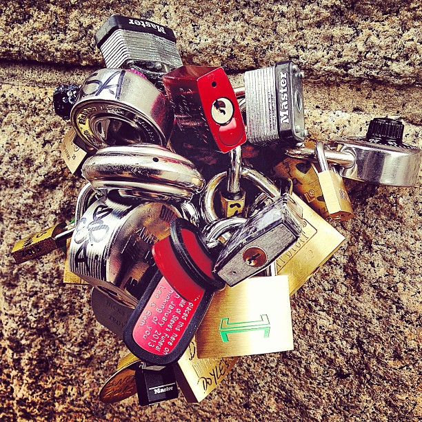 Love padlocks on the Brooklyn Bridge 
</p>
<span class=