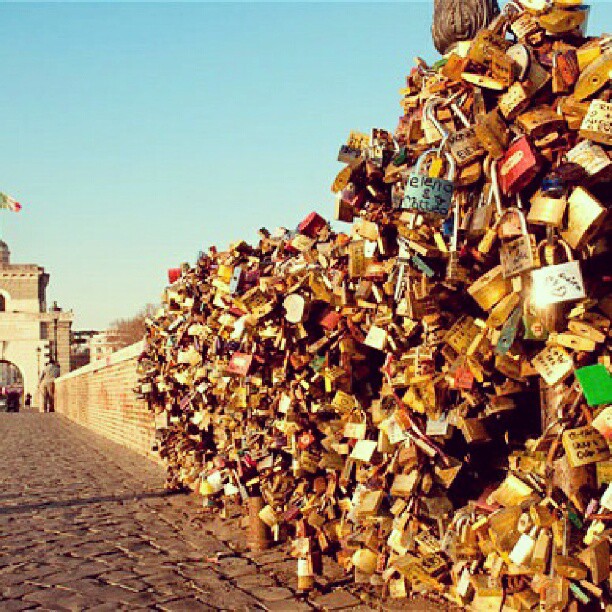 Love padlocks at Ponte Milvio, Rome 
#rome #romantic #cute #beautiful #lovepadlocks #ilovejulie #italy #europe #love #valencia #pontemilvio #sweethearts #lovers #girlboy