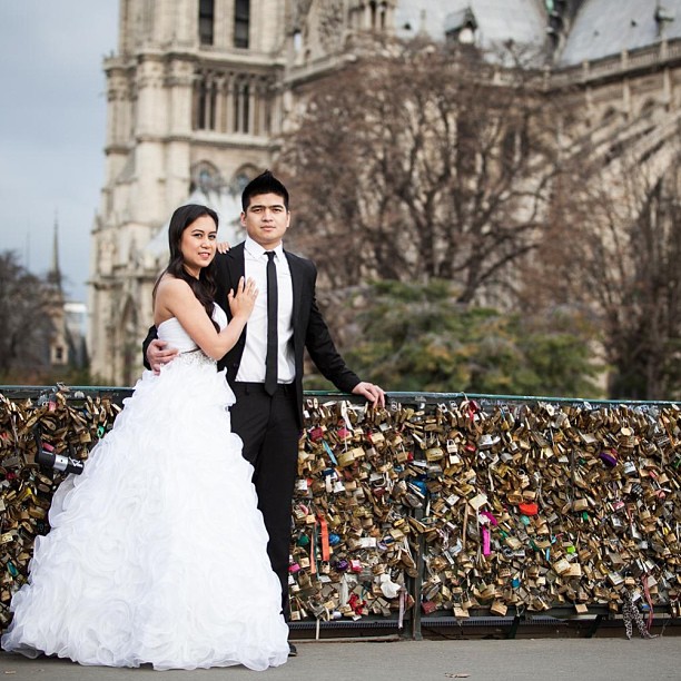#makelovelocks #lovelocks #paris #cathedrale #notredamedeparis #notredame #seineriverparis #seineriver #wedding #weddingpicture #love #sweet #beautifulbride #bride #france #weddinggown #maggiesottero #locks