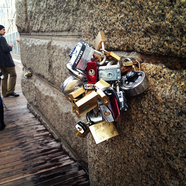 Make love locks in NYC ❤
#makelovelocks #nyc #newyorkcity #brooklynbridge #dreamscometrue #love #live #laugh #picture #locks #amazing #america #usa #travel #instatravel #manhattan ❤
</p>
<span class=