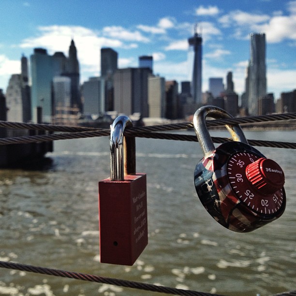 A couple of #LoveLocks seen at #BrooklynBridgePark. Lower #Manhattan in the background. ❤
</p>
<span class=