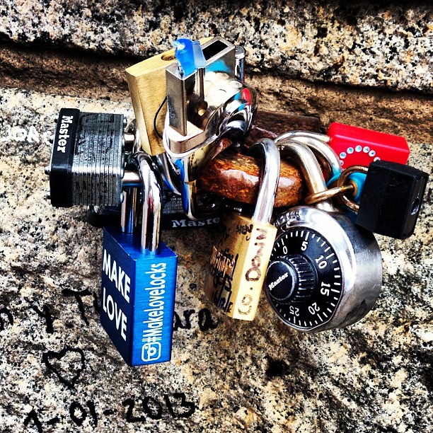 #padlocks #brooklyn #bridge #brooklynbridge #nyc #newyorkcity #amazing #fabidea #natasha  #tom #holiday #walk #cute #thoughtful #memories #photo #love #makelove