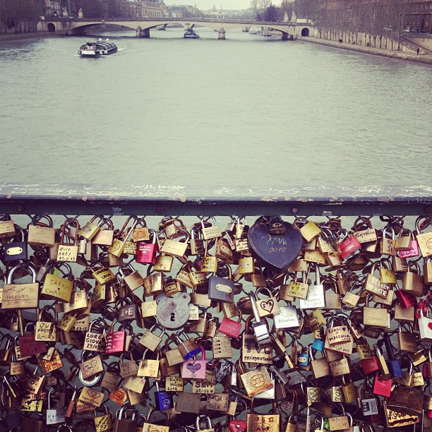 Dreaming of falling in love at the Pont des arts #pontdesarts @love #lovelocks #paris