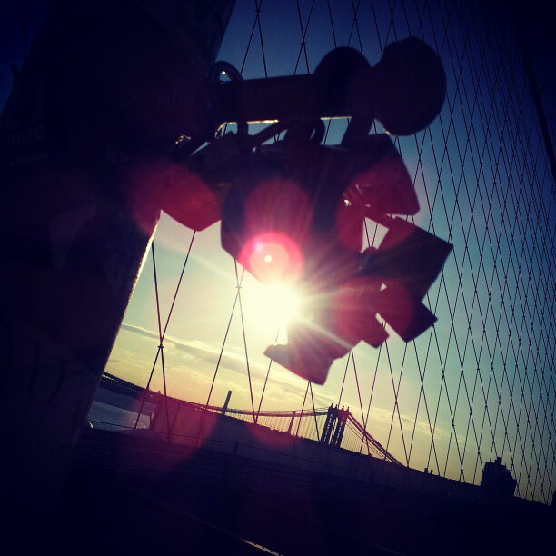 The view #lovelocks #makelovelocks #brooklynbridge #manhattanbridge #sunrise #sunglare