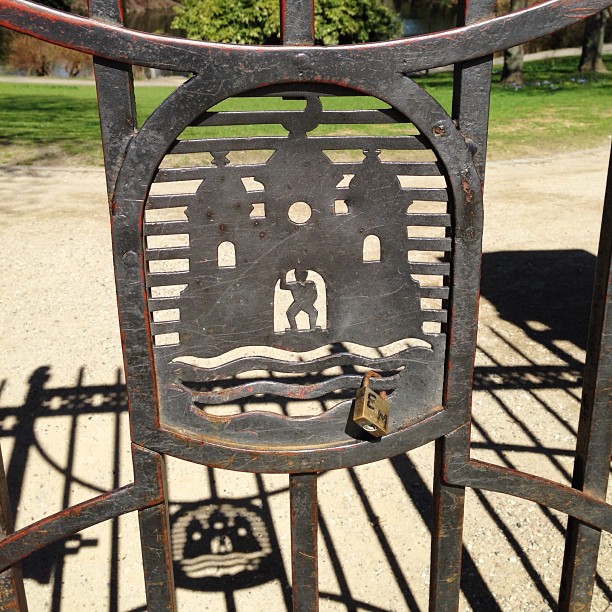 Gate and its shadow #gate #shadow #ørstedsparken #jarmersplads #lock #lovelocks #detretårne #københavn #københavnskommune #teknikogmiljøforvaltningen