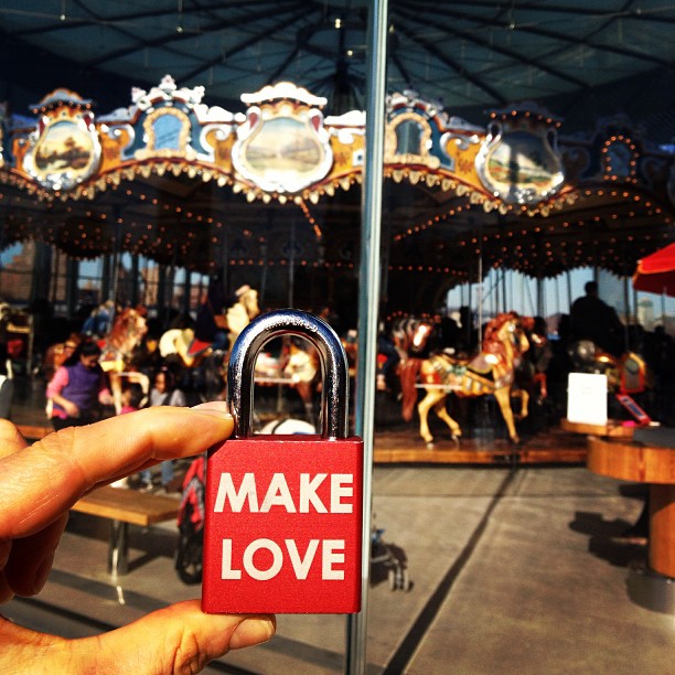 Beautiful #memories at #janescarousel #makelove #makelovelocks #lovelocks #love #carousel #brooklyn #travel #wedding #proposal #engaged #birthdayparty #picoftheday #instamood #instafun #fun #spring #play