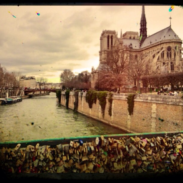 Tok meg tid til et lite bilde å vei til #forelesning:) #notreDame de #Paris . #cadenas d'#amour 