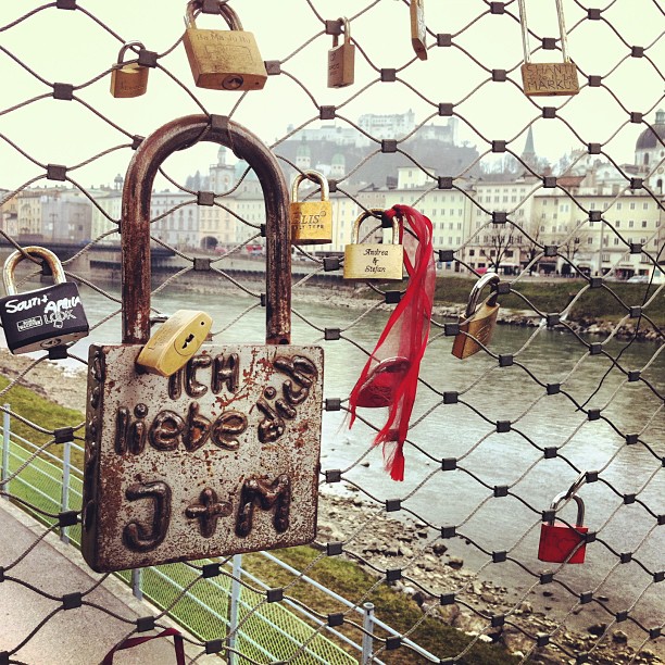 #salzburg #austria #österreich #bridge #brücke #padlock #vorhängeschloss #lock #schloss #big #gross #size #grösse #river #fluss #salzach #fortress #festung #hohensalzburg #oldtown #altstadt #igerssalzburg #igersaustria