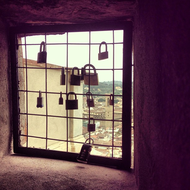 Love is everywhere ❤..even in the dungeon-ous corridors above the duomo. #italia #firenze #lovelocks