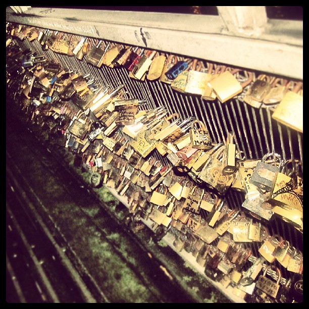 #pont #de #art in #Paris #cityoflove #lock #schloss #brücke #stadtderliebe #verliebte #inlove #eiffelturm #toureiffel #voyage #travel #vacation #reise #Urlaub #Ferien #holiday #reihe #row