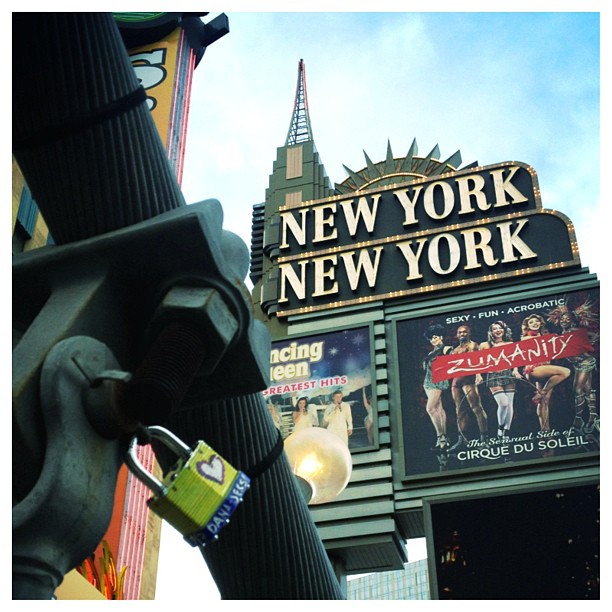 Had to authenticate the #brooklynbridge in #lasvegas with a #lovelock ❤
</p>
<span class=