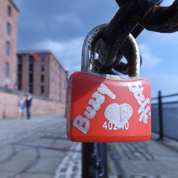 Lovelock #liverpool #itsliverpool #uk #england #merseyside #mycity #365 #instagrammers #imstagramhub #instagood #instamood #webstagram #igers #ignation #picoftheday #populars #love #padlock #albertdock #lovelock #cobbles #rivermersey #railings