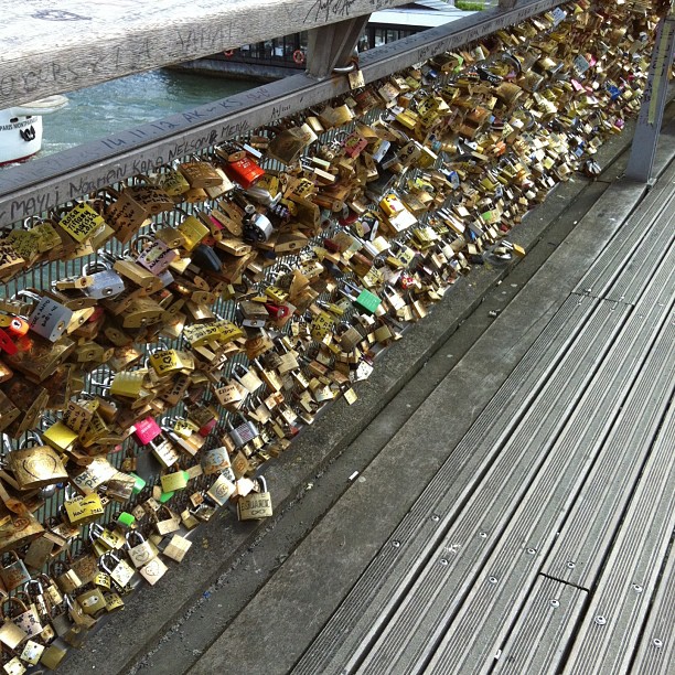 And ohmygosh I found the love lock bridge!!!! @elliethemunchkin @heythereellie30 @elenclarke #lovelocks #paris #cute #love #france #locks #nofilter #passerelledolferino #bridge #pontdearts