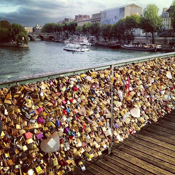 The worlds most popular love lock location.
</p>
<span class=