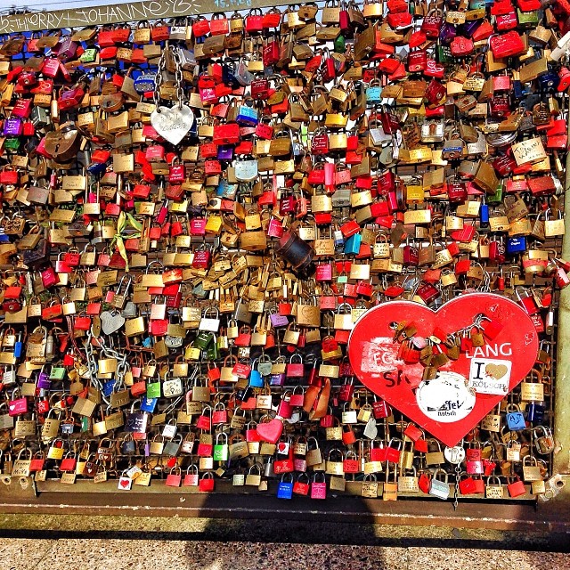 Spreading #love and good vibes on the #Hohenzollern bridge in #Köln. #lovelocks