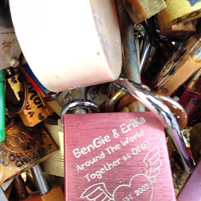 8 months after, still hanging! Gracias mil a Monchi por la pic! Vale un millon! #lovelock #makelovelocks #paris #pontdesarts #truelove #oneness