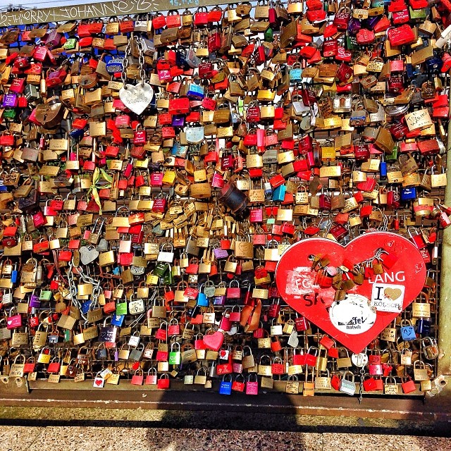 Spreading #love and good vibes on the #Hohenzollern bridge in #Köln. #lovelocks 