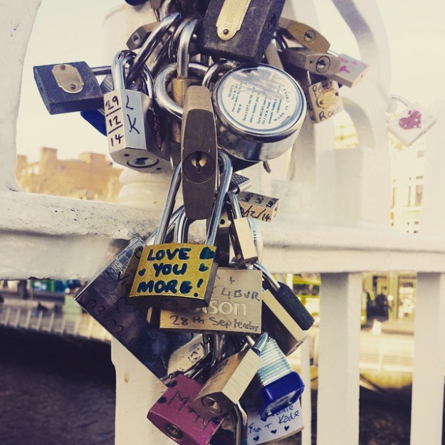 Dublin-ireland-penny-bridge-love-locks-lovelocksuk-discoverdublin-MakeLoveLocks