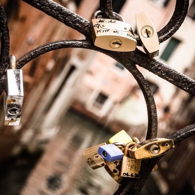 makelovelocks-lovelocksuk-lovelocks-venice-italy-love-canal