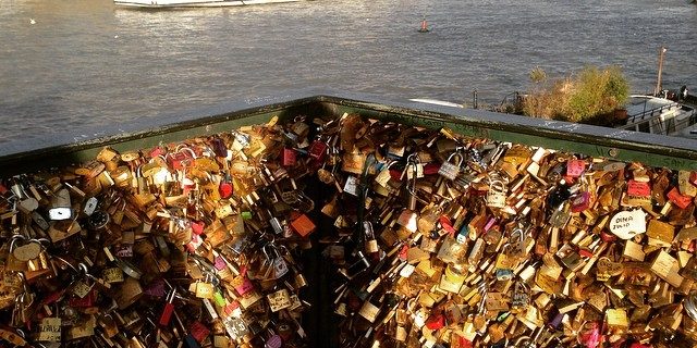 Pontdesamoureux-lovelocks-lovepadlocks-loves_paris-loveparis-lovers-loveyravelling-picoftheday-paris