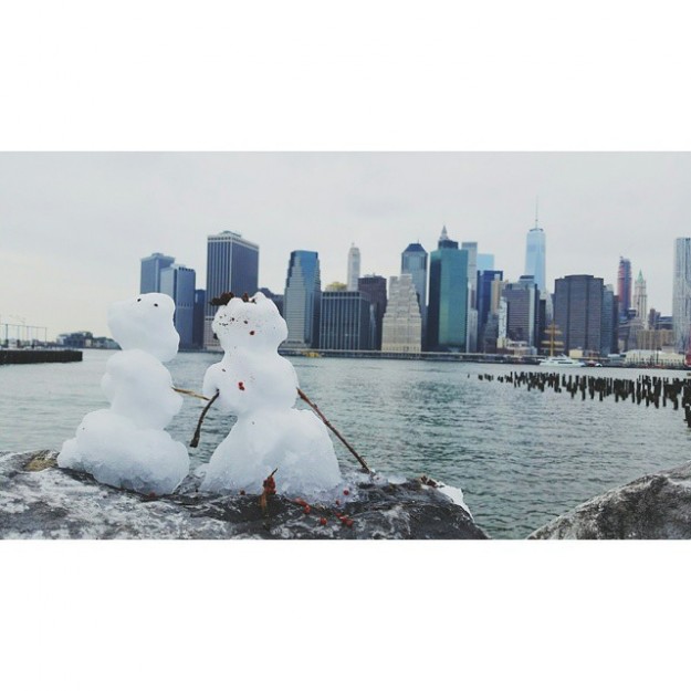 snow-love-in-brooklynbridgepark-enjoying-the-view-of-newyorkcity-skyline-at-old-pier.-brooklyn-bk-ny