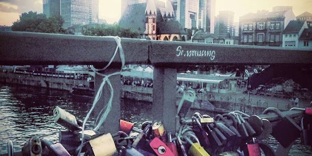 Love-locked-II-frankfurt-makelovelocks-streetphotography-urbanstreetlife-urbanphotography-urbanart-d