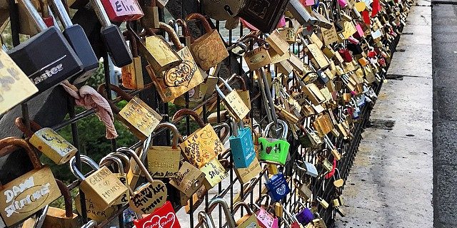 One-of-many-bridges-along-Paris-Seine-River-featuring-lovelocks.-Of-late-French-authorities-have-beg