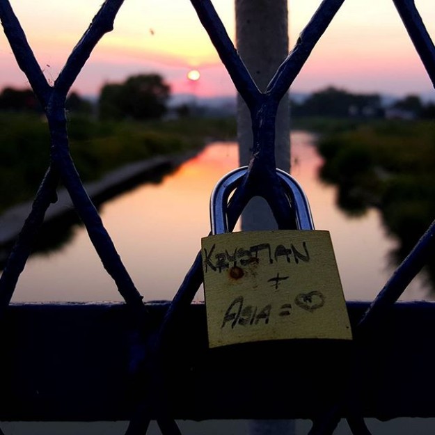 love-asia-krystian-makelovelocks-@makelovelocks-@joasia.sz-beautiful-sun-water-river-lock-gold-ak