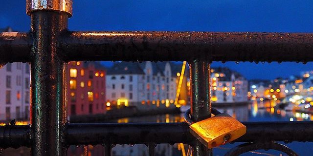 The-Key-to-Happiness-is-an-open-Heart-Love-locks-on-Hellebroa-Bridge-in-Alesund.-Vatt-og-gratt-i-Ale