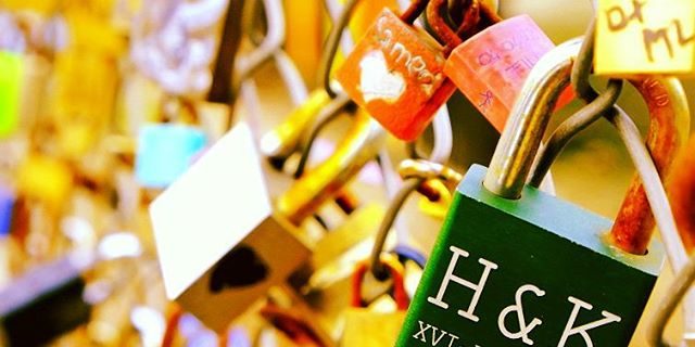 lovelocks-love-romance-forever-fence-London-shoreditch-padlocks-locks-tokens-crowded-metal-filled-no