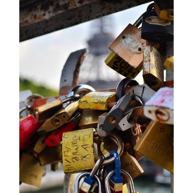 Im-glad-that-there-still-are-places-around-Paris-where-love-birds-can-put-their-love-locks-bestparis