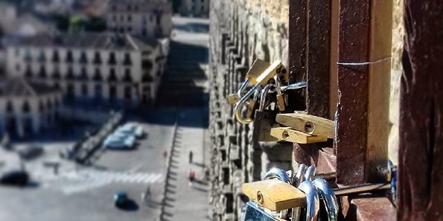 aqueduct-of-segovia-love-locks-.-.-.-.-.-.-.-segovia-aqueduct-aqueductofsegovia-padlocks-lovelocks-f